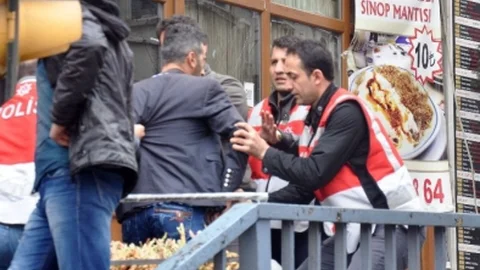 Tarlabaşı'nda Seyyar Satıcı ile Polis Tartışması