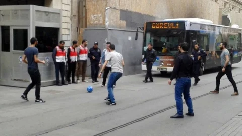 İstiklal Caddesi'nde Futbol Eğlencesi