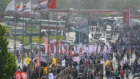 Bursa'da 1 Mayıs Kutlamalarında Karanfil Dağıtıldı