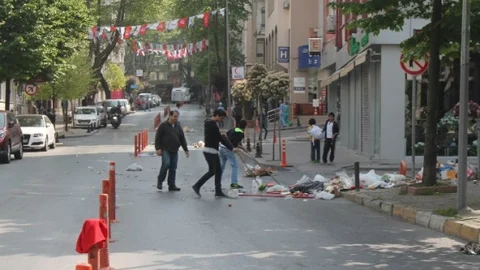 Beşiktaş'ta Eylem Sonrası Temizlik Yapıldı