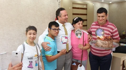 Manisa'da Engelli Çocuklardan Sürpriz Doğum Günü