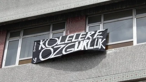 Sakarya'da İzinsiz Pankart Kaldırıldı