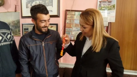 Malatya'da Sarı-Kırmızı Tespih Hediyesi