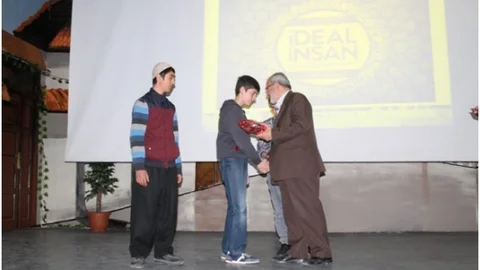 Hz. Muhammed’i Anlatan Öğrencilere Ödül Verildi