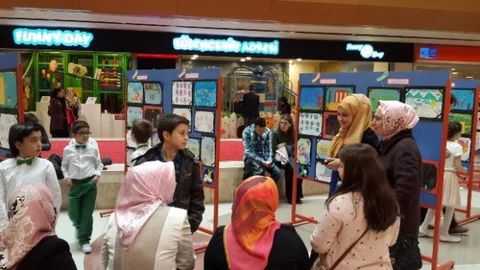İlkokul Öğrencilerinin Resim Sergisi