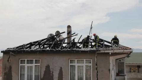 Kocaeli'de Çatı Yangını Çıktı