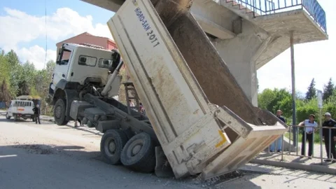 Vezirköprü'de Damperli Kamyon Kazası