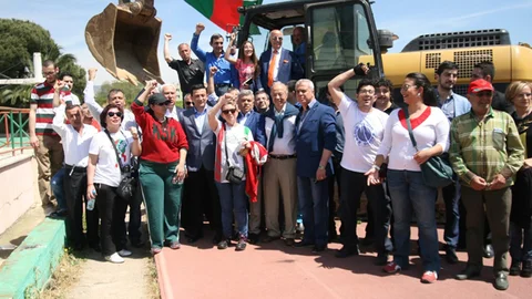 Karşıyaka Stadı İçin İlk Kazma Vuruldu