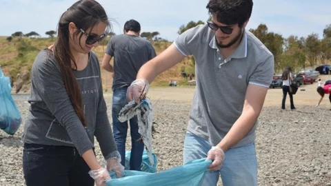 Foça'da Gönüllü Temizlik Etkinliği
