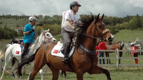 Bakan Eker Atlı Yarışmada Birinci Oldu