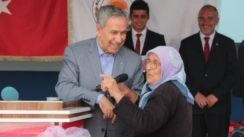 Bülent Arınç Manisa'da Açıklamalarda Bulundu