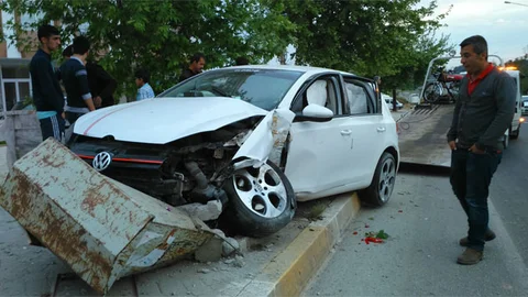 Adıyaman'da Kaldırıma Çıkan Araç Kazası