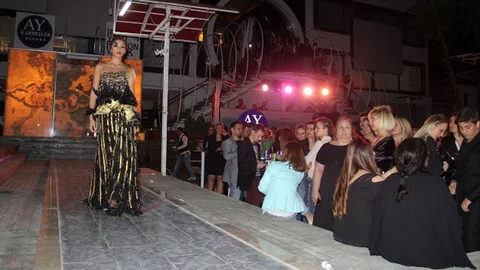 Bursa'da Mermer Podyumda Defile