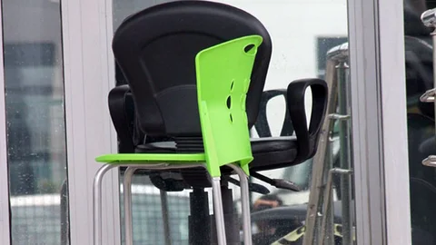 Adana'da Sandalyeden Düşme Olayı