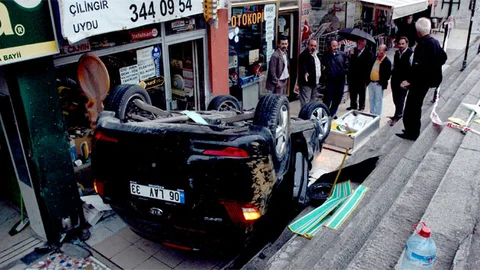 Otomobil Merdivenlerden Yuvarlandı