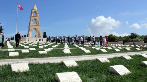 Çanakkale'deki Şehitlikler Ziyaretçi Akınına Uğradı