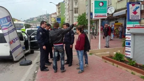 Kadının Bileklerini Kesip Paylaşması