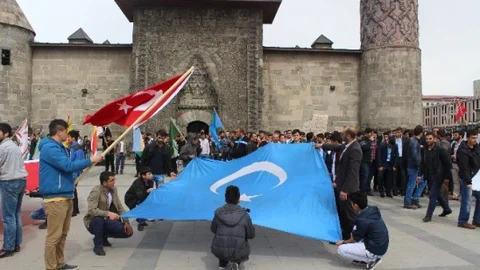 Erzurum'da Türkçülük Günü Yürüyüşü