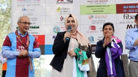 Sena Nur Çelik'e Forma Hediye Edildi