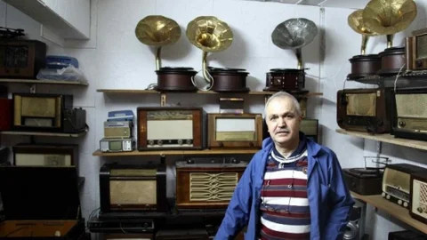 Bursalı Tamirci Eski Radyoları Yeniden Hayata Döndürüyor