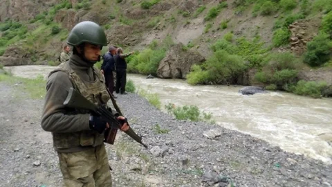 Hakkari'de Zap Suyuna Düşen Araç