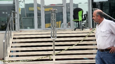 Adana'da Sandalyeden Düşme Olayı