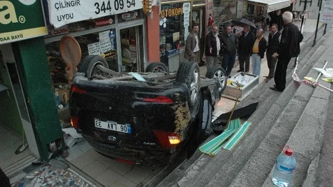 Başkent'te Otomobil Merdivenlerden Yuvarlandı