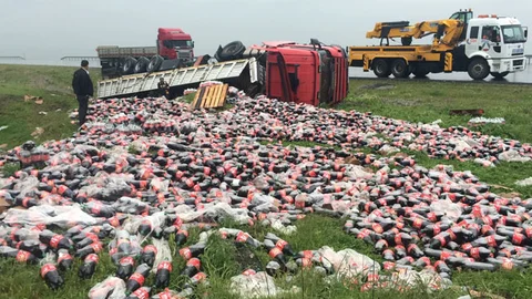 Muş'ta TIR Devrildi