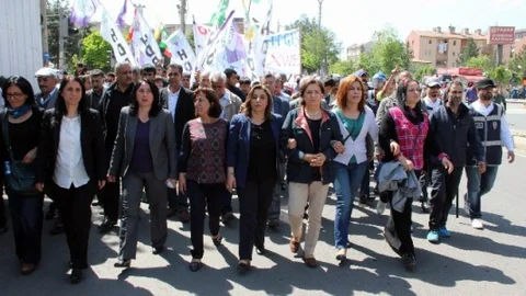 Diyarbakır'da Polisin Eşlik Ettiği Yürüyüş