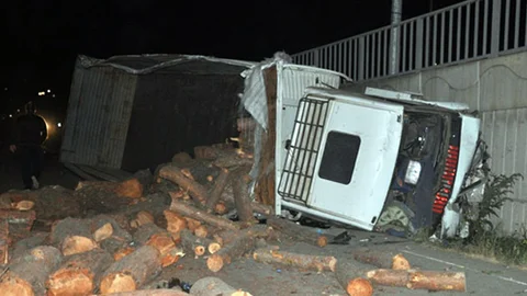 Tekirdağ'da Freni Patlayan Kamyon Devrildi