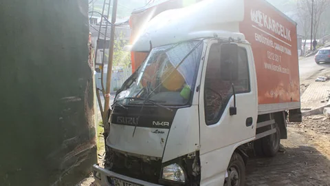 Kağıthane'de Kamyonet Duvara Çarptı