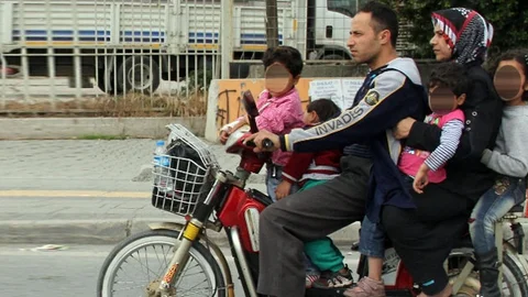 Adana'da Motosikletle Yolculuk Yapan 6 Kişi