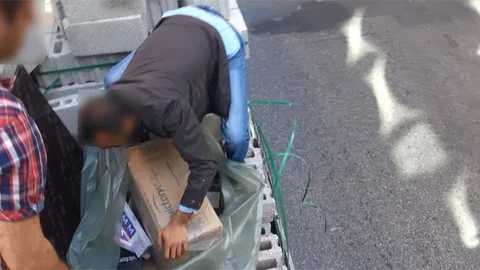 İzmir'de Briketli Kamyonda Kaçak Sigara Bulundu