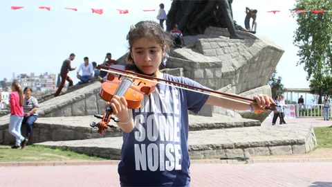 Zeliha'nın Kemanla Harçlık Kazancı