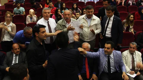 Adana'da Panelde Gerginlik Yaşandı