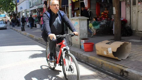 Adıyaman'da Başkan Kutlu Bisikletle Geziyor