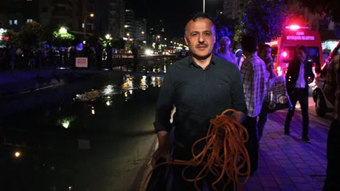 Adana'da Kamyonet Kazası Kurtarma Operasyonu