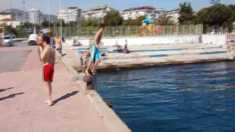 İstanbul'da Öğrencilerden Deniz Eğlencesi