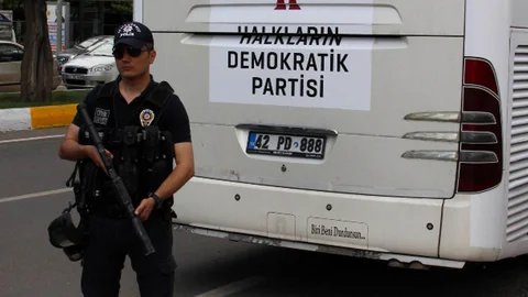 HDP'nin Diyarbakır Seçim Otobüsü