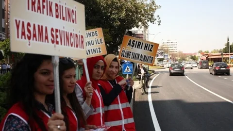Adana'da Kızılay Gönüllüleri Trafikte Eğitim Verdi