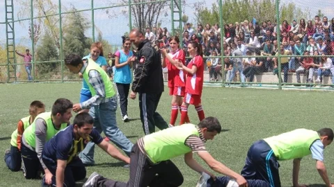 Engelli Öğrencilerin Timsah Yürüyüşü Sevinci