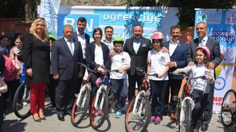 İzmit’te Öğrencilere Bisiklet Dağıtımı