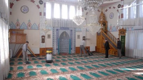 Bolvadin'de Cami Temizlik Çalışmaları Sürüyor