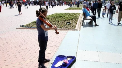 Antalya'da Müzik İle Harçlık Kazanıyor