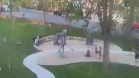 Çocukların Üzerine Ağaç Devrildi