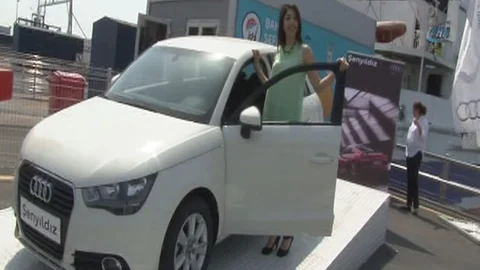 İstanbul'da Genç Kıza Lüks Araba Hediye Edildi