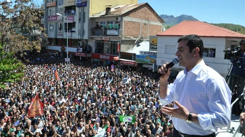 Selahattin Demirtaş'tan Davutoğlu'na Mesaj