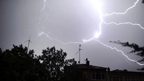 İstanbul'da Elektrik Kesintisi Anları Kamerada