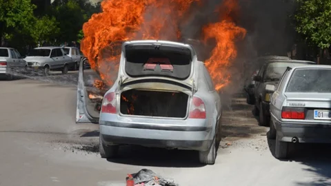Adana'da Otomobil Yangını Meydana Geldi