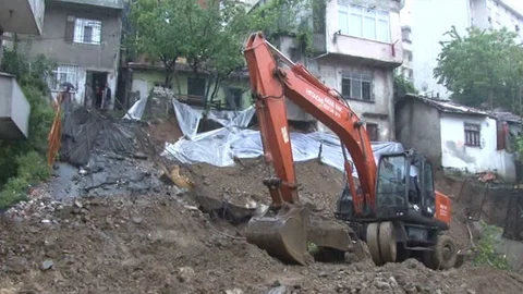 Kağıthane'de İstinat Duvarı Çöktü